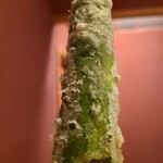 緒方 - ⑨グリーンアスパラガス(香川県産)の天麩羅
      旬は春～初夏
      巨大な大きさ、穂先側は旨みと甘さを両立
      根元側は食べ易く切れ込みを入れてます
      水分が滲み出す程ジューシーで、別次元の甘さ