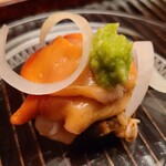 緒方 - ②赤貝(山口県光産)
      関東・東北の赤貝(特に閖上)は独特な香りの強さと濃い旨みはある意味、正比例します
      瀬戸内海の巨大な赤貝の特徴は控えめな香りと濃い旨みで癖が少なくて素晴らしい味わい