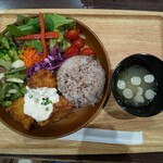 Torimarushokudou×tanitakafe - チキン南蛮定食、インゲンとキノコジェノバ、ハニートマト、十六穀米・大