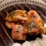 緒方 - ②赤貝(山口県光産)
      赤貝は真っ赤な血を持ち鉄分が多く、特に腸や紐は鉄の味わいが強いことから鉄砲和えと言う
      この腸や紐、肝の香りは控えめで旨みが濃く素晴らしい