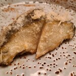 緒方 - ⑧黒鮑(京都府間人産)の天麩羅
      産卵は秋～冬、旬は初夏～夏
      食感の違い、旨みの違いが楽しめます
      本体の軟らかさ&優しい旨みは上質な黒鮑ならでは