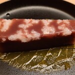 緒方 - ⑮夜桜(餅米入り自家製小豆羊羮)
      餅米を桜、小豆の羊羮を夜の闇に見立てた春らしいオリジナル羊羮
      優しい甘みに仕上げられており、お料理の〆に相応しいデザート