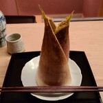 緒方 - ①白子筍(京都府塚原産)の飯蒸し、山椒の木の芽載せ
      かぐや姫をテーマにしているそうです