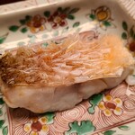 緒方 - ⑦炭火焼きぐじ(正式名:赤甘鯛)(長崎県対馬列島産)の松笠揚げ
      産卵は夏～秋、旬は冬～春
      油を掛けて鱗のみを芳ばしく揚げた後、炭火で焼いた赤甘鯛
      パリパリ食感と上品な脂が活性化した旨みを堪能