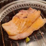 緒方 - ③ミンク鯨のさえずり(舌肉)
      髭鯨亜目のミンク鯨はプランクトンを食べる為、臭いは控えめだが、これは臭みゼロ
      捕獲時の血抜き～熟成まで管理が良い
      脂の旨みと甘み、弾力がありしっかり噛む必要あり