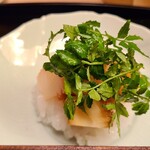 緒方 - ①白子筍(京都府塚原産)の飯蒸し、山椒の木の芽載せ
      芳ばしく炭火焼きにした白子筍は飛び切り甘い
      飯蒸しの熱で山椒の木の芽が香り立ち、春の訪れを痛烈に感じます