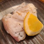 緒方 - ④炭火炙り九絵(和歌山県串本産、15kg、3日寝かせ)、檸檬添え
      産卵は夏、旬は晩秋～春
      全て雌で産まれて10kg前後で雄に性転換
      天然もの大型の雄は脂のりが別格
      透明な白身なのにサシがあります