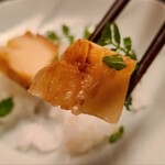 緒方 - ①白子筍(京都府塚原産)の飯蒸し、山椒の木の芽載せ
      芳ばしく炭火焼きにした白子筍は飛び切り甘い