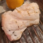 緒方 - ④炭火炙り九絵(和歌山県串本産、15kg、3日寝かせ)
      身が盛り上がり、活かっている様に見えますが、もちっと弾力があり旨みが抜群
      15日以上の熟成かと思いましたが僅か3日寝かせと聞き絶句