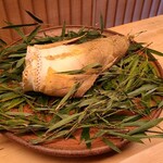 緒方 - ①白子筍(京都府塚原産)
      粘土質で育った筍は、粘り気の強い土を押し分けて成長するため、なかなか穂先を地上に出せない為、空気や光に触れず、アクやエグみが少なく育ちます