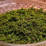 緒方 - ⑩花山椒(京都府産)
      山椒は日本原産の木で、雌雄異株(別々の木)
      雌株は春に花を咲かせて果実をつけます
      お料理に使われるのは蕾の状態のもの
      香り高く穏やかなピリ感が堪りません
      中華の花椒とは別物です