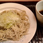 緒方 - ⑭極細十割蕎麦、刻み白葱載せ
      軟らかくもコシもあり、喉越しも爽快。
      醤油ベースのつゆに2割ほど浸け、「ずっ」と吸い込むと蕎麦の香りとつゆの香りが合わさって口腔内に拡がります