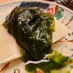 緒方 - ⑥白子筍(京都府塚原産)と若布(徳島県鳴門産)の若竹煮
      白子筍は優しい歯応えもで、エグみゼロ、穏やかな甘み
      若布がふっくらとして甘く、とても良い