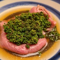 緒方 - ⑩佐賀牛(佐賀県産)の出汁しゃぶ、花山椒掛け
                    出汁しゃぶ用としては厚めの佐賀牛をサッとお出汁に潜らせます
                    牛の旨みが拡がり、花山椒の落ち着いたピリ辛感と混ざり合い、得も言われぬ美味しさ♪