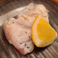 緒方 - ④炭火炙り九絵(和歌山県串本産、15kg、3日寝かせ)、檸檬添え
                      産卵は夏、旬は晩秋～春
                      全て雌で産まれて10kg前後で雄に性転換
                      天然もの大型の雄は脂のりが別格
                      透明な白身なのにサシがあります