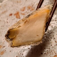 緒方 - ⑧黒鮑(京都府間人産)の天麩羅
                    産卵は秋～冬、旬は初夏～夏
                    磯の薫りと爆発的な旨みに絶句、唸ることも能わず
                    今更、黒鮑で言葉を失うとは
                    これだから緒方さんは恐ろしい