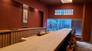 Ogata - 板場とカウンター8席のお部屋
                        静謐というのに相応しい凛とした空気を満ちています