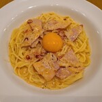 ヨード卵・光と吊るしベーコンのレッドカルボナーラ（８９０円）