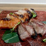 中華ダイニング 一途一心 - 豚トロのチャーシューと普通のチャーシュー！
      私みたいな脂身そのまま食って喜んでるやつは好きだと思うw普通のチャーシュー美味しい。ミシミシした食感でパサつきなくて好きよ。味付けも良し。