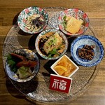 中華ダイニング 一途一心 - 真ん中のヨダレ鶏まじ美味しい。海老紹興酒も好き。季節限定かな？アオリイカの紹興酒も好き。