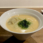 中華ダイニング 一途一心 - おーーーー！すげえスープだあああ！うめええ！鯛の味がめっちゃする！！トロミあって素敵だ！私ワンタンは好んで食わないからよくわからんけど美味しかったよ。