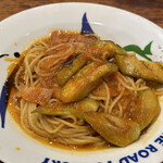 Pasta&cafe CHAYA - 茄子とベーコンのトマトソース(ピリ辛)