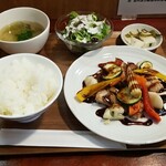 キッチン ブルー グローブ - 鶏肉と野菜のエチュベ　濃厚バルサミコソース