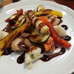 キッチン ブルー グローブ - 鶏肉と野菜のエチュベのアップ