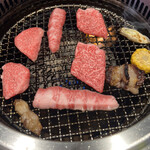 和牛放題の殿堂 宇田川町 肉屋横丁 - 