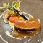 エヴォリュエ - 蝦夷鹿ロース 白いんげん豆のブレゼとヴルーテ ディジョンマスタードのソース