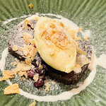 エヴォリュエ - フルムダンベールのアイス チョコレート 蜂蜜 ベリーのコフィチュール