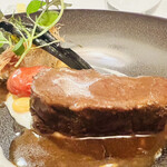 エヴォリュエ - 蝦夷鹿ロース 白いんげん豆のブレゼとヴルーテ ディジョンマスタードのソース