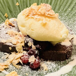 エヴォリュエ - フルムダンベールのアイス チョコレート 蜂蜜 ベリーのコフィチュール