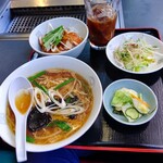 朝鮮飯店 - 【2023.4.11(火)】日替ランチ(醤油ラーメン＋鶏丼)740円