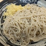 ゆで太郎 - セットの蕎麦
            サービス券で大盛りにしてます
            天かすも無料で放題
            蕎麦つゆがショッパ目なので少し入れると吉