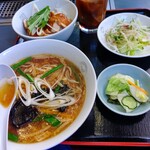 朝鮮飯店 - 【2023.4.11(火)】日替ランチ(醤油ラーメン＋鶏丼)740円