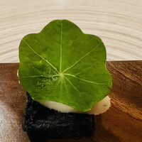 エヴォリュエ - 白身魚竹炭添え