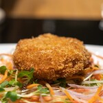 わいん食堂 Chez とし - 2023.4 お通し（330円）つくね入り里芋コロッケ
