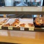 ベーカリーモグモグ - 陳列棚の様子③。