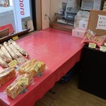 ベーカリーモグモグ - 陳列棚の様子①。