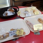 ベーカリーモグモグ - 陳列棚の様子②。