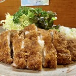 Hisamoto - 本日のランチ〝ぷるぷるかつ〟
                      脇役の野菜はいつもフレッシュそのもの、ボリュームもあります。
                      自家製ポテトサラダがまた美味しいのです♪