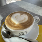 GONTRAN CHERRIER - 大きなカップに入ったカフェオレ