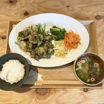 SAKUU - 鶏モモ茶葉唐揚げ定食