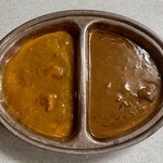 エアポート山形屋 - 左が黒豚カレー・右が黒牛カレー