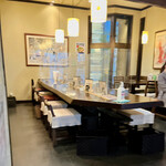 Inaka Soba - 店内 1階 カウンターとテーブル席