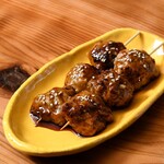 Chicken meatball skewers (with sauce) (2 pieces)