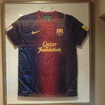 魚真 - 店内に飾られているバルセロナの選手サイン入りユニホーム