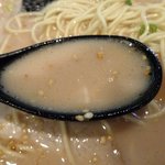 大砲ラーメン 本店 - ややピンクがかった純とんこつスープ