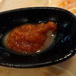 大砲ラーメン - 卓上にある「辛子にんにく」を加えれば赤ラーメンに変身